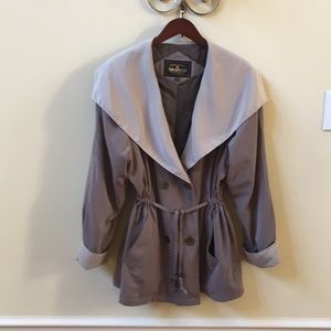 Two tone light weight shawl shoulder jacket.